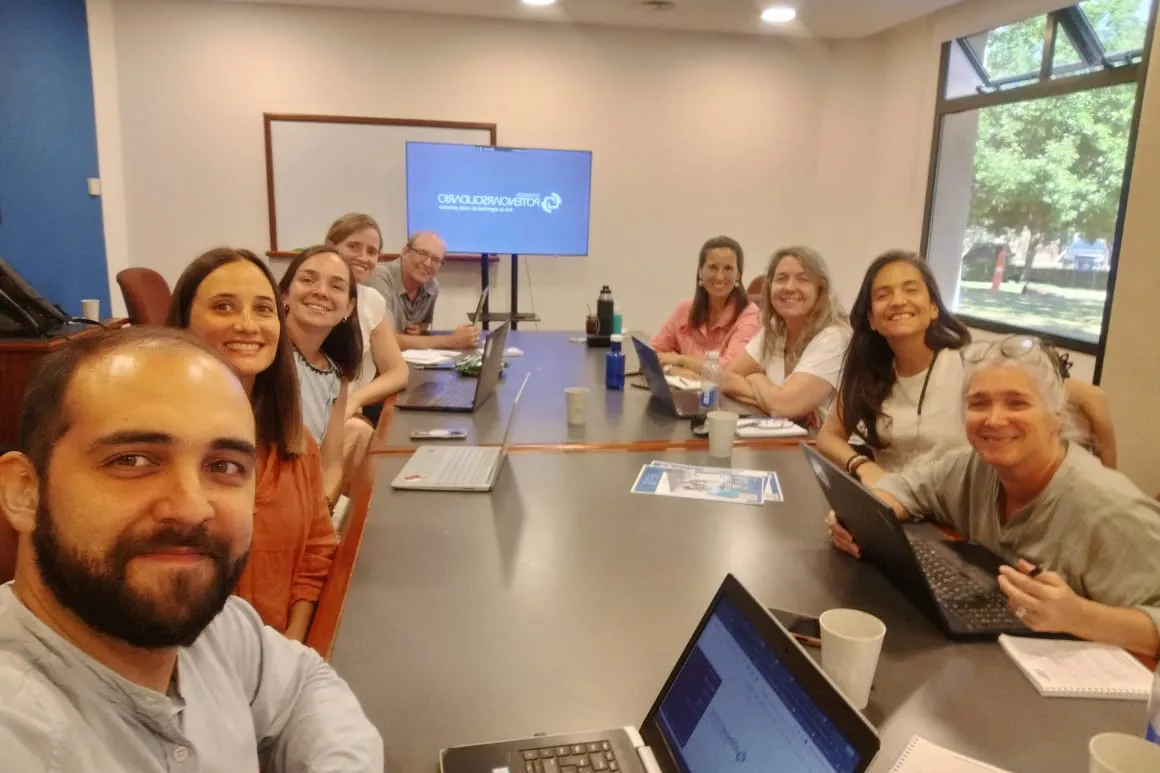 reunión equipo dedicado